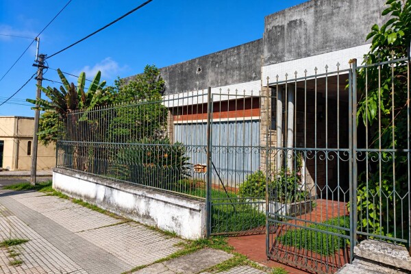 En venta Casa en zona Don Bosco mas Galpon